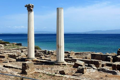 Classical Columns, Tharros. (by Simon.zfn, Public Domain)
