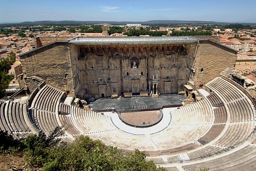 difference between greek and roman theatre