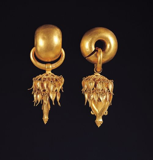 Silla Gold Earrings, National Treasure 52