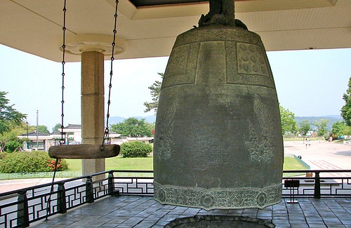 Korean Buddhist 'Emille' Bell (by Steve46814, CC BY-SA)