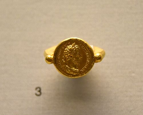Gold ring with Coin of Emperor Marcus Aurelius