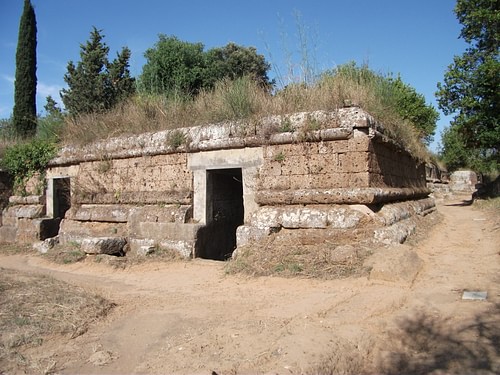 how were etruscan cemeteries arranged