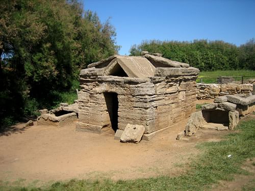 Etruscan Tomb at Populonia (by AlMare, CC BY-SA)