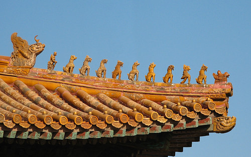 Traditional Chinese Roof Tiles & Acroteria (by Splitbrain, CC BY-SA)