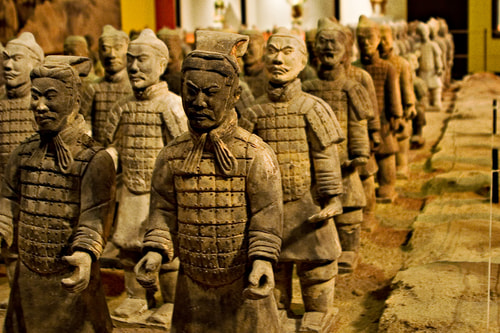 Ensemble armée en terre cuite : guerriers Qin Shi Huang et cheval Ensemble armée en terre cuite : guerriers Qin Shi Huang et cheval