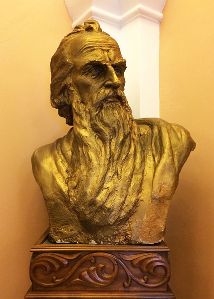 Sculpture of Movses Khorenatsi