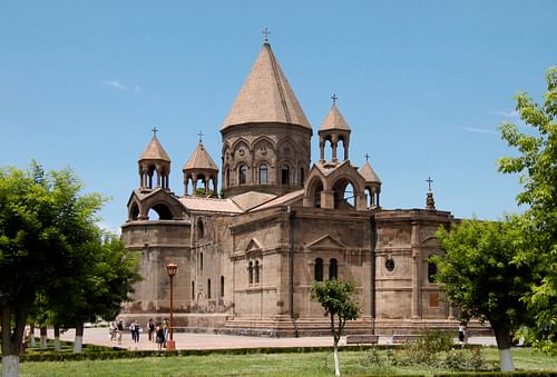 Etchmiadzin Cathedral (by Areg Amirkhanian, CC BY-SA) Etchmiadzin Cathedral (by Areg Amirkhanian, CC BY-SA)
