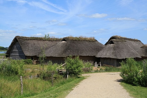 Reconstructed Viking Houses at Hedeby (by Frank Vincentz, GNU FDL)