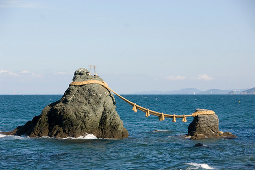 Meoto-iwa or the Wedded Rocks (by Taku, CC BY-NC-ND)