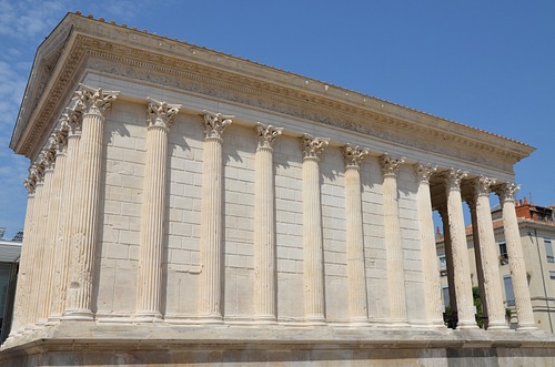 Maison Carrée, Side View