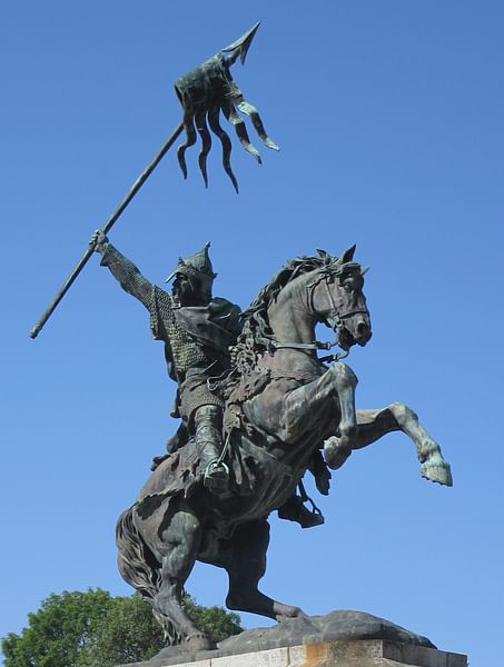 Statue of William the Conqueror (by Man vyi, Public Domain)