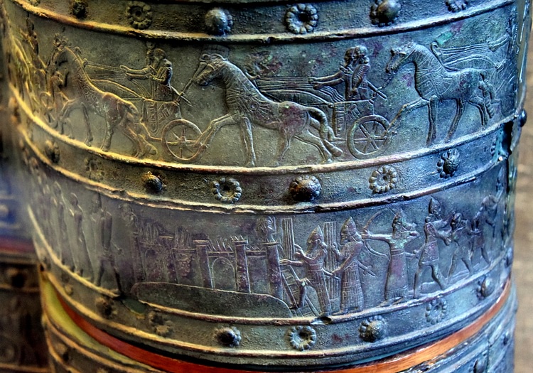 Assyrian Chariots in Phoenicia and the Storming of Khazazu