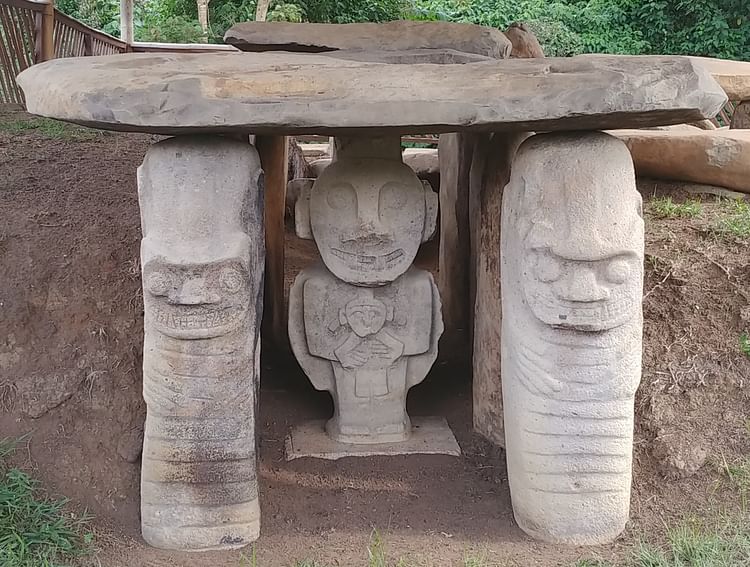 Funerary Statues at Mesita B