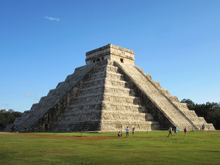 Shadow Effects of the Pyramid of Kukulcan