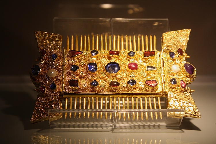 Gold & Jewelled Comb, Valencia