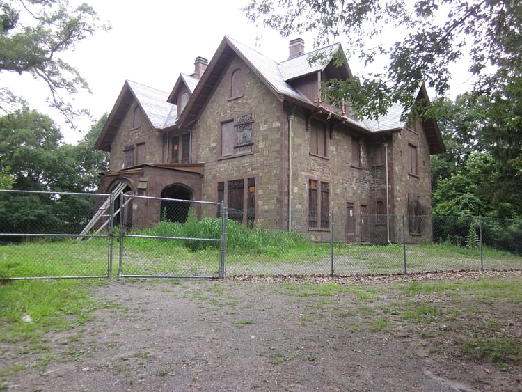 Ruins of the Hoyt House, 