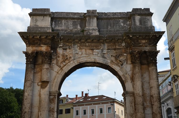The Arch of the Sergii, Pula