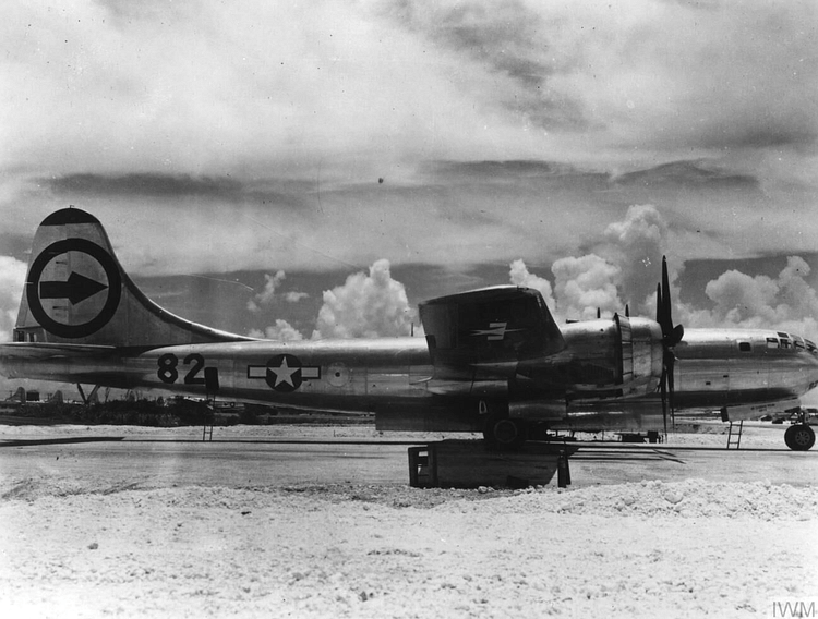 Boeing B-29 Superfortress Enola Gay 1:33 Silberdruck, übersetzt Boeing B-29 Superfortress Enola Gay 1:33 Silberdruck, übersetzt