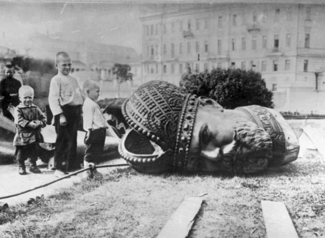 Demolition of the Monument to Alexander III in Moscow