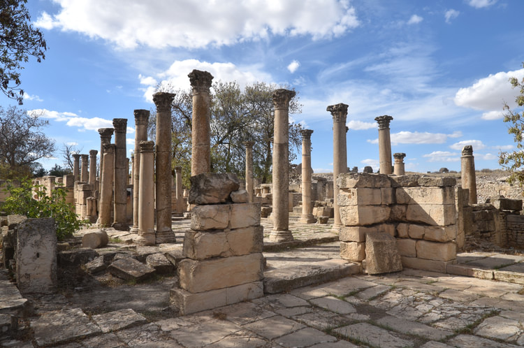 Schola Juvenum in Mactaris