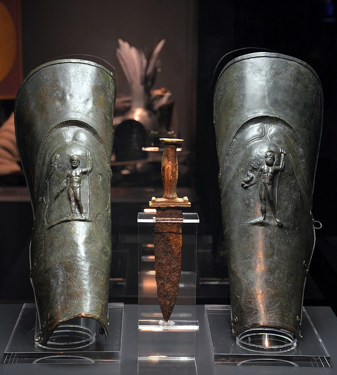 Gladiator dagger and greaves