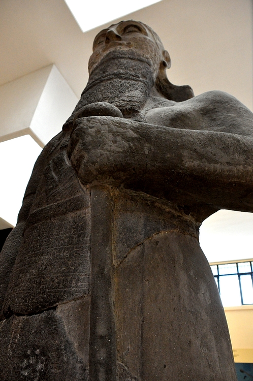 Statue of Shalmaneser III, side view (left)