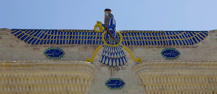 Um símbolo Faravahar em um Templo do Fogo