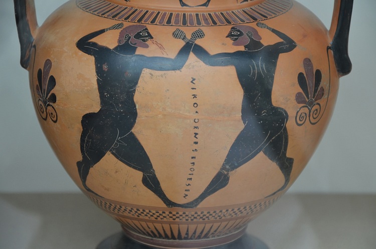 Amphora showing a boxing contest