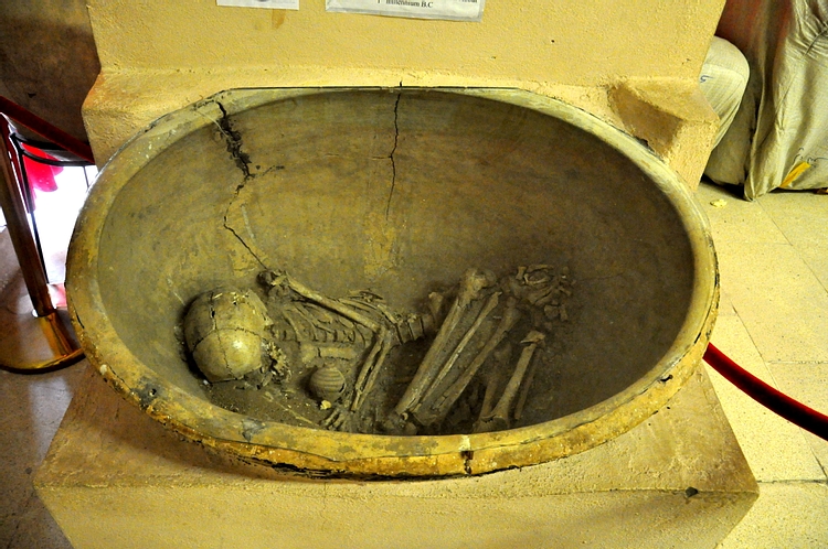Pottery coffin from Duhok