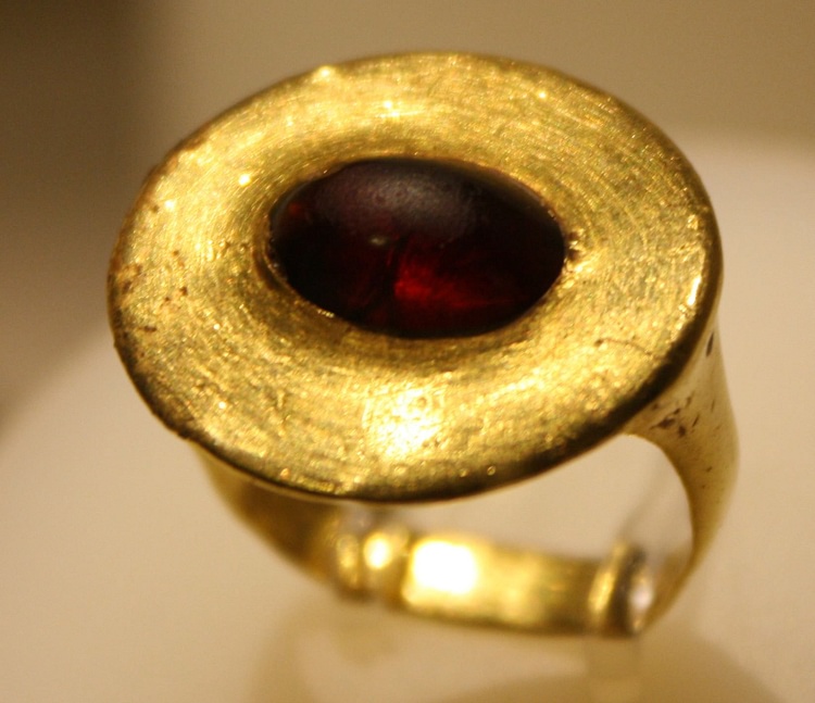 Gold & Garnet Ring, Agrigento