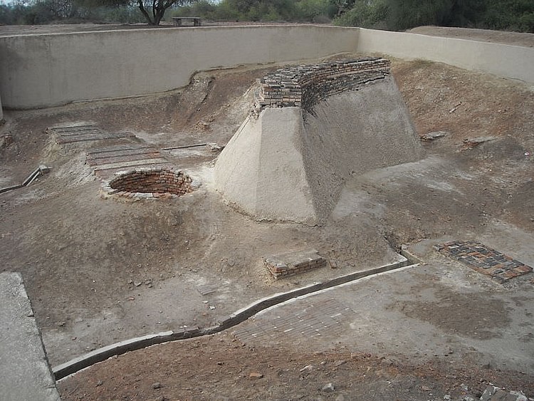 Well and Bathing Platform, Harappa