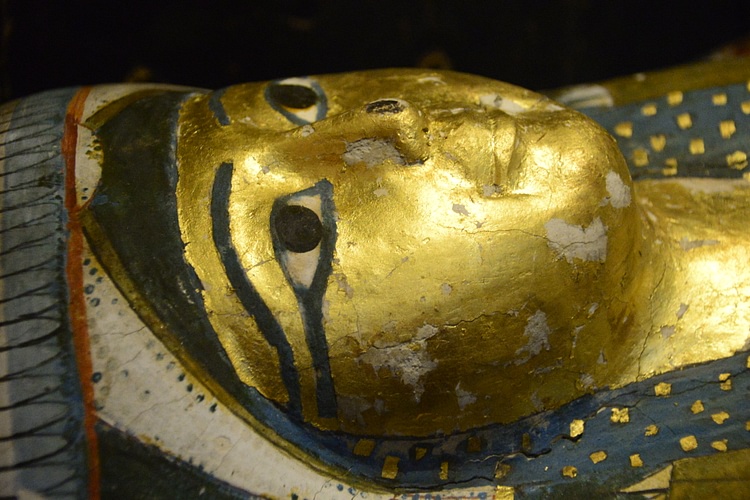 Detail of the wooden coffin's lid of the lady Tenddinebu