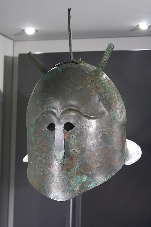 Crested Bronze Helmet, Rutigliano