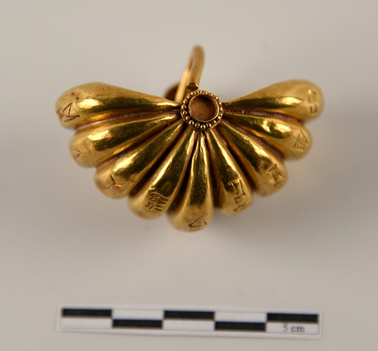 A Gold Earring from Ur III