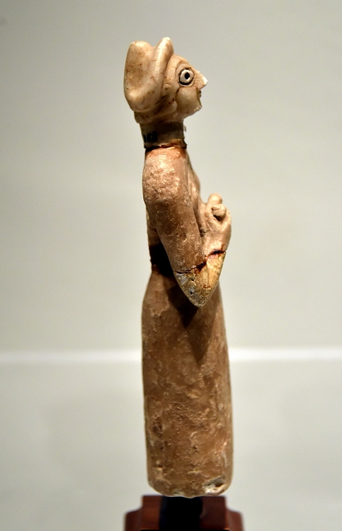 Statue of a Female Sumerian Worshipper from Khafajah [Right Side]