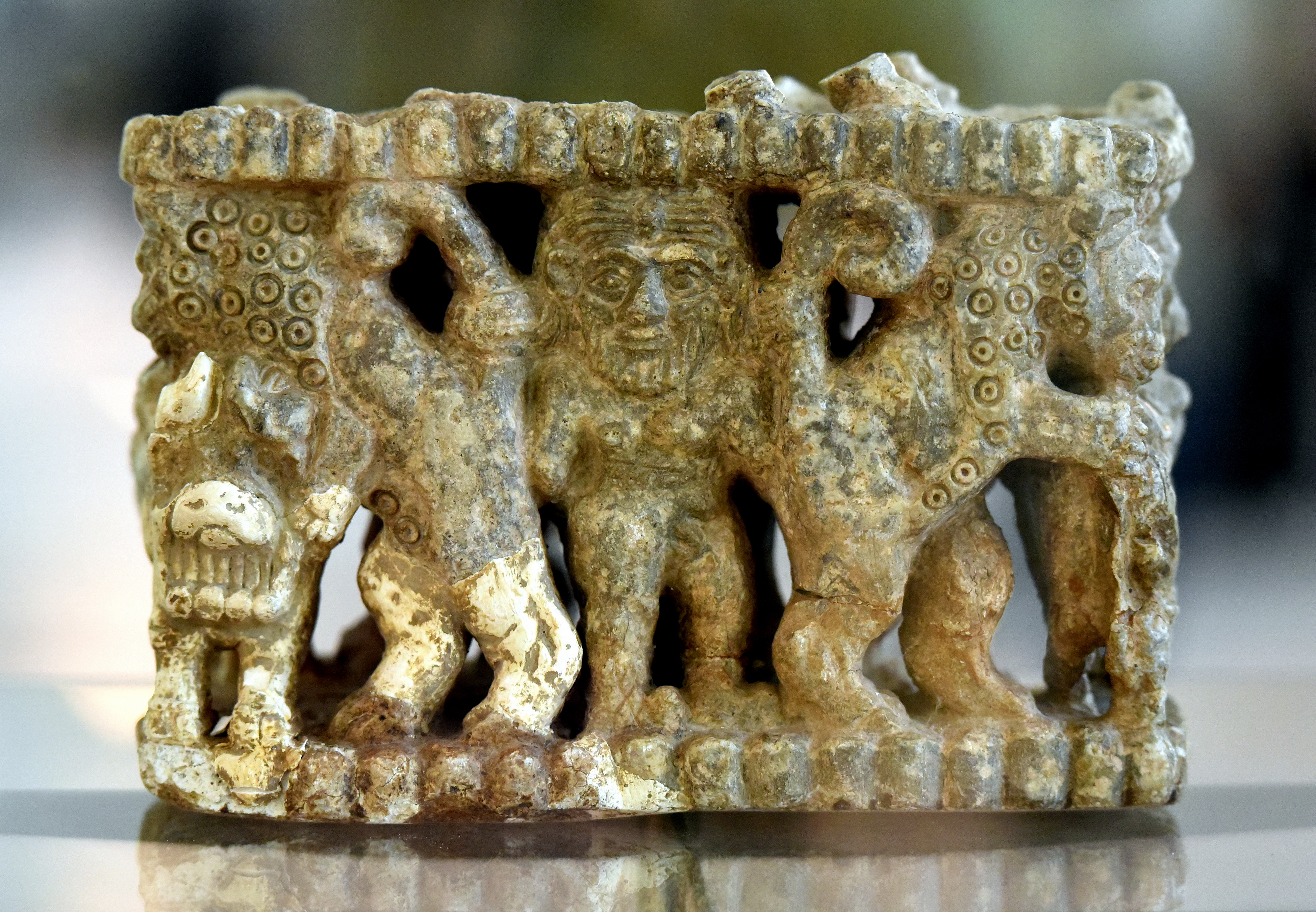 Историки древности. Камбоджа львы каменные. Энкиду Ассирия. Искусство неизвестного.