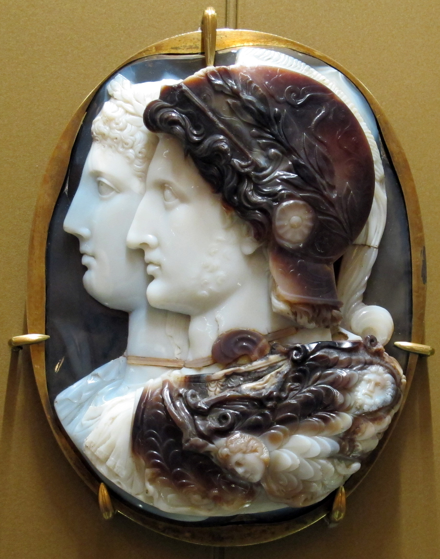O Gonzaga Cameo, representando Ptolomeu II Filadelfo (285-246 aC) e sua  esposa Arsinoe retratados como deuses do panteão grego, feitos em  Alexandria