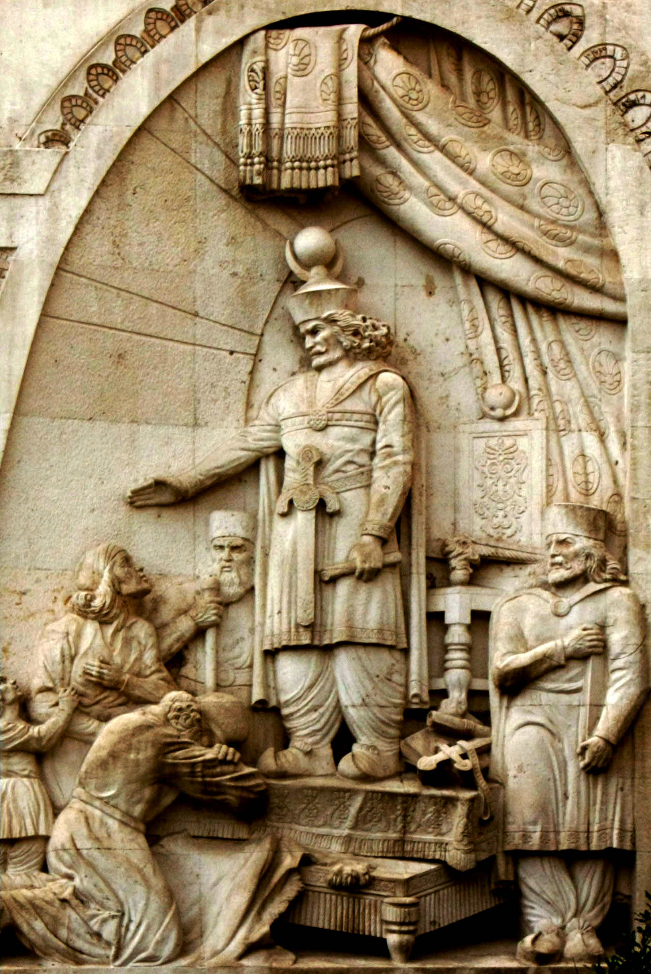 Statue of Kosrau I in Tehran courthouse