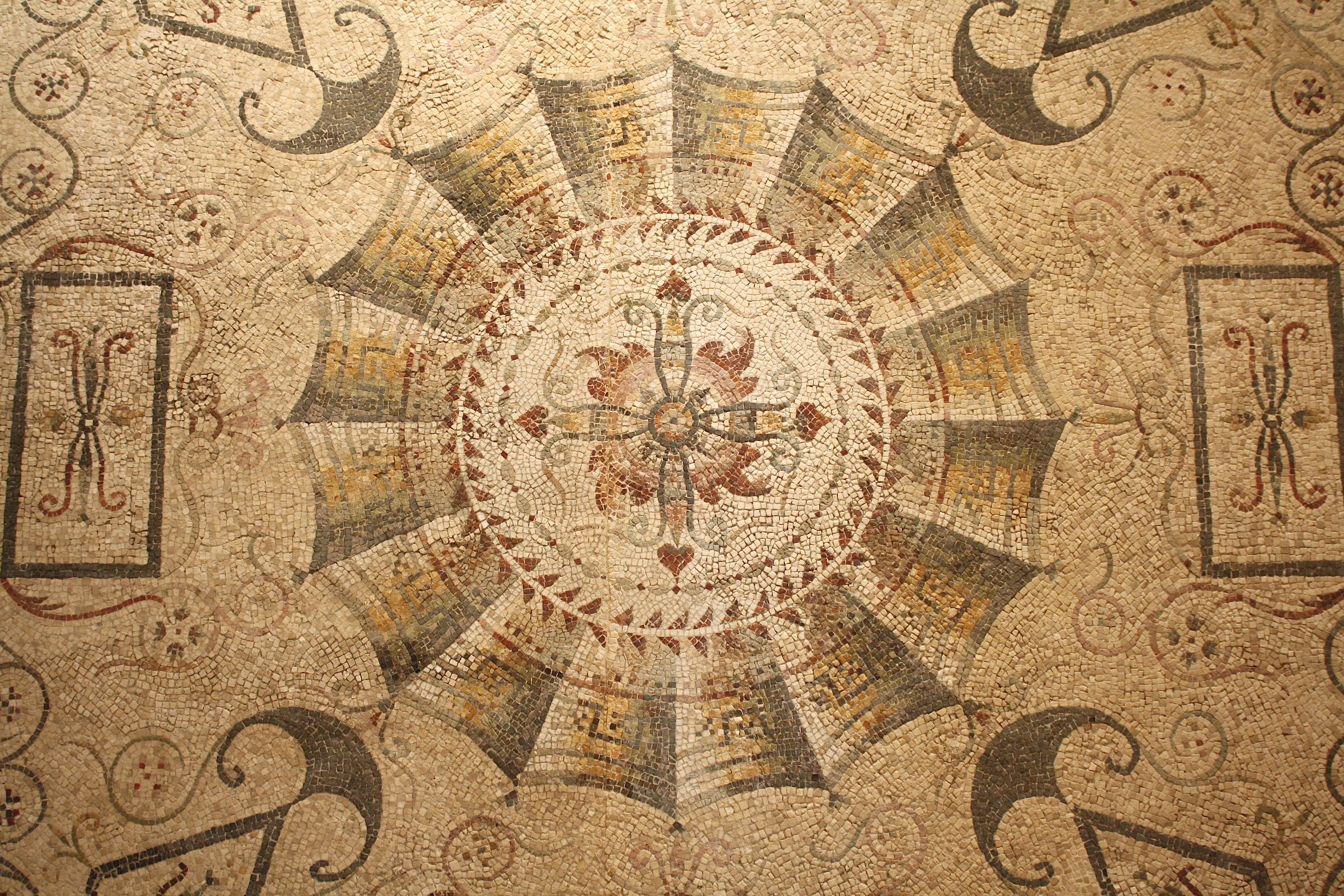 Teselas, Los mosaicos están formados por piezas en forma de…