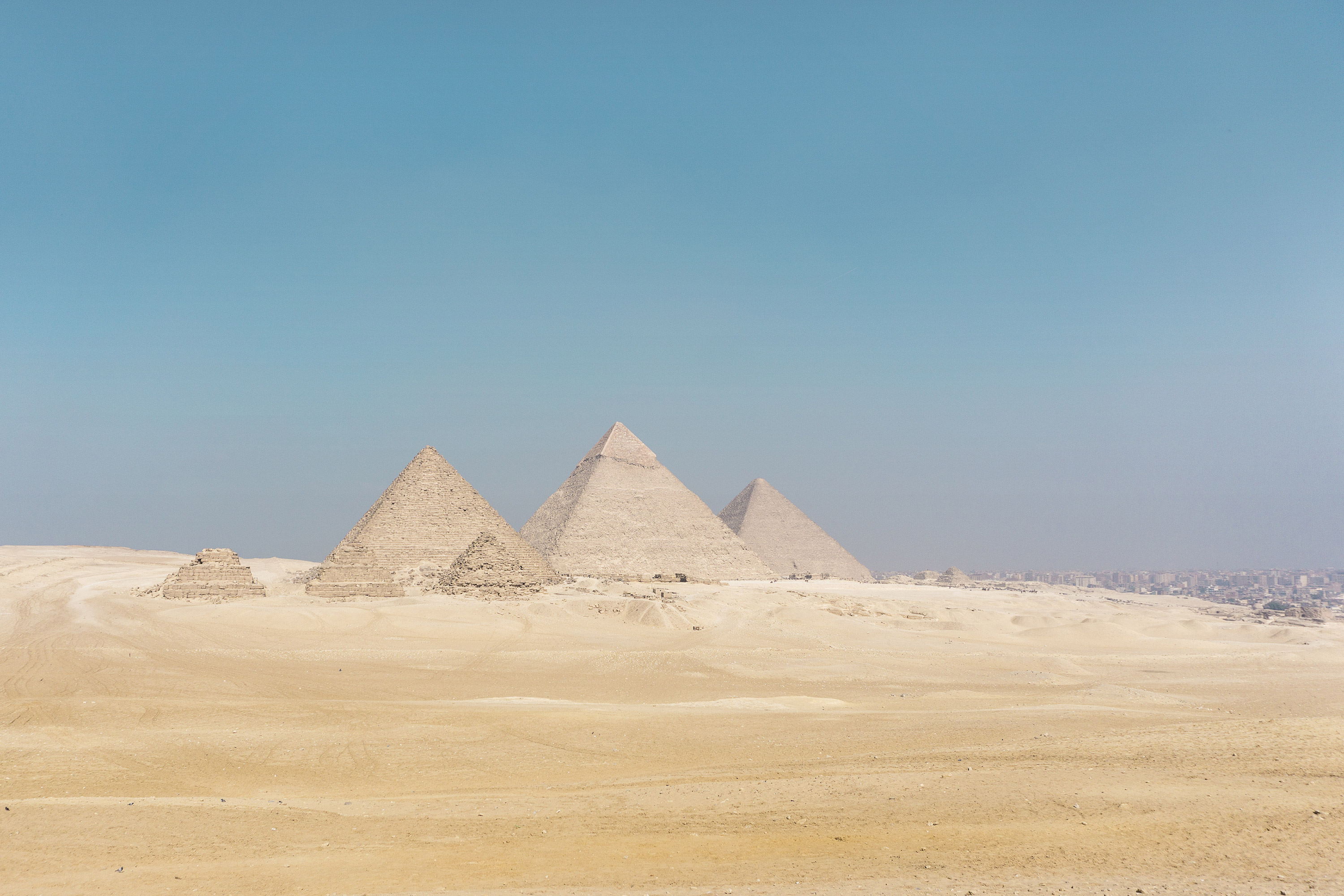 Le Sphinx Et Les Grandes Pyramides De Gizeh Près Des Ruines D'un